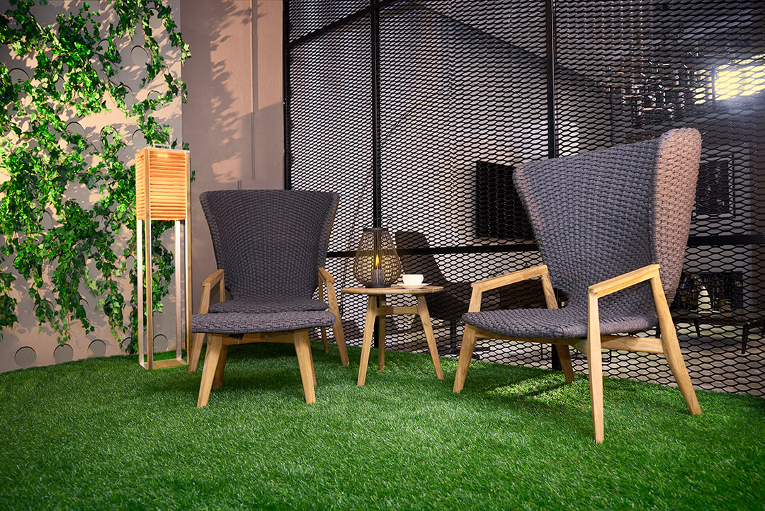 Garden area with chairs on artificial grass